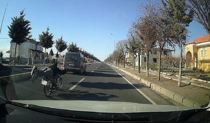 Nevşehir'de motosiklet üzerinde tehlikeli yolculuk kamerada
