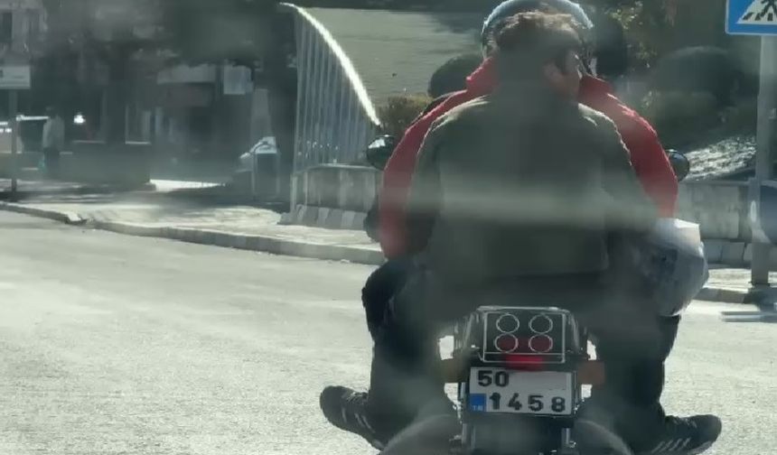 Nevşehir'de tehlikeli yolculuk! 3 kişi sıkışarak motorla seyahat etti