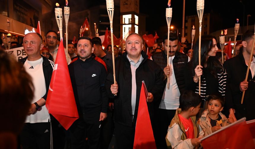 Nevşehir'de Sokaklar 'Fener Alayı' ile Aydınlandı