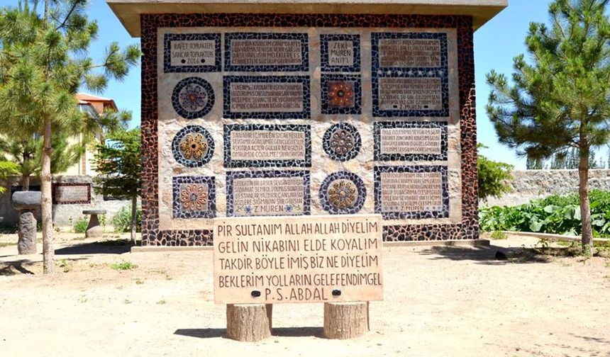 Nevşehir'de Zeki Müren için bahçesine taşlardan park yaptı