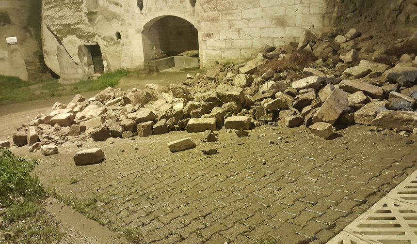 Ürgüp İbrahimpaşa'da tarihi köprüde heyelan korkuttu