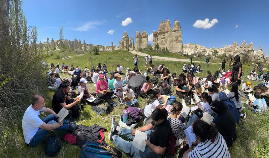 Kapadokya'da Peribacaları arasında kitap okudular