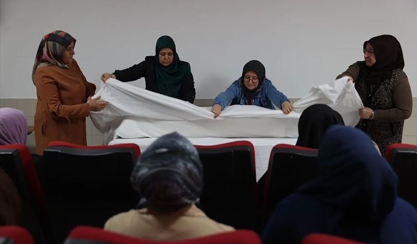 Nevşehir'de kadın gassallar belgelerini aldı