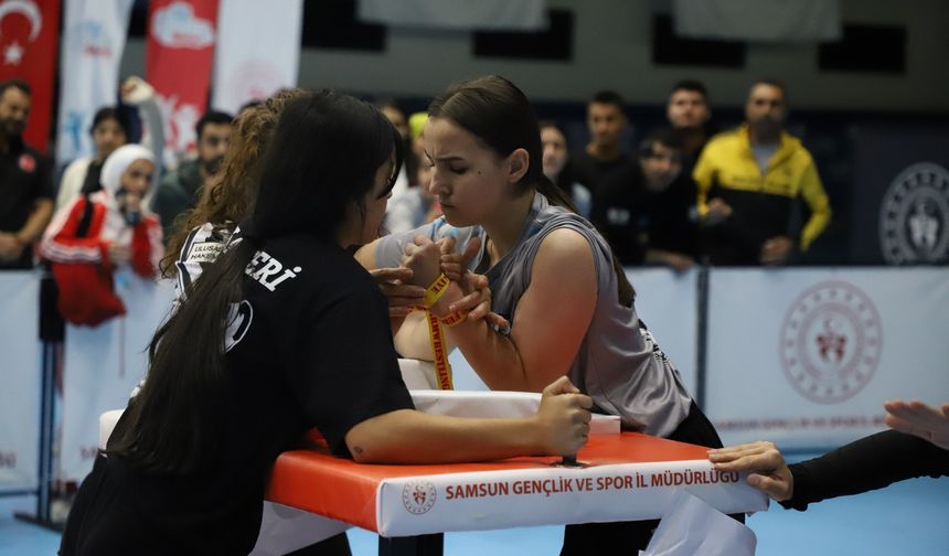 Nevşehirli Havvanur bilek güreşinde Türkiye 2.si