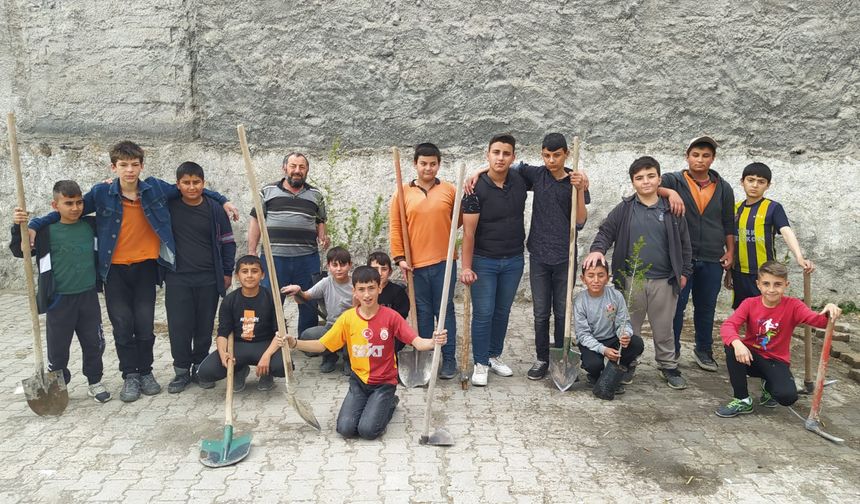 Karacaören köyünde öğrenciler okul bahçesini ağaçlandırdı