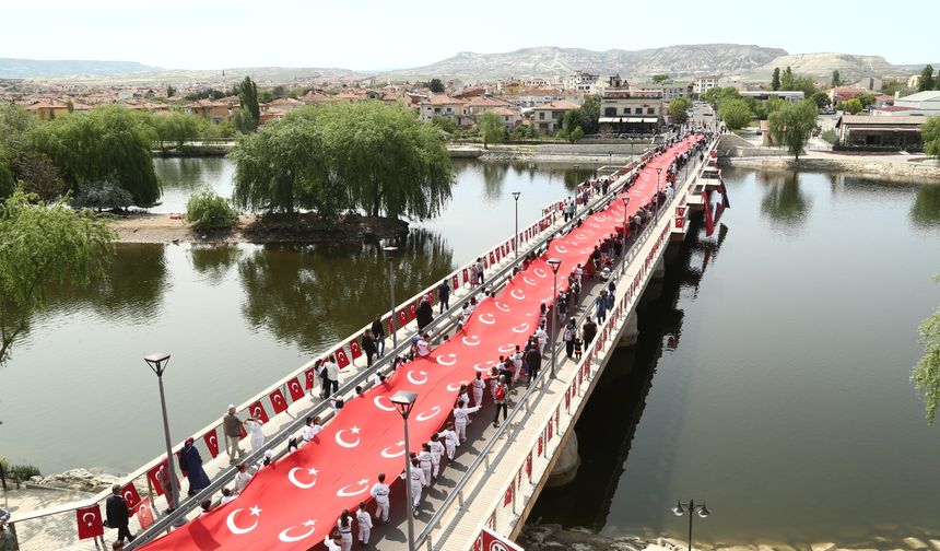 Avanos'ta 150 metrelik dev Türk Bayrağı taşındı