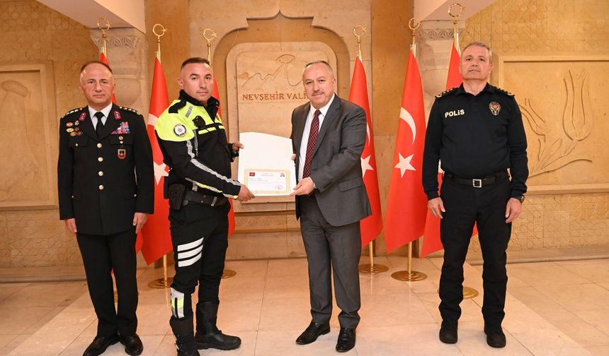 Nevşehir Valisi Fidan'dan trafik personeline başarı belgesi