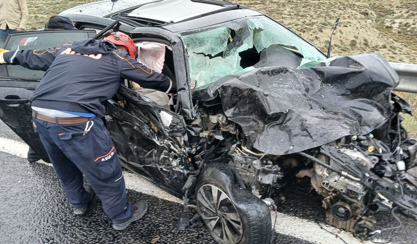 Nevşehir'de tur minibüsü ile otomobil çarpıştı : 7 yaralı