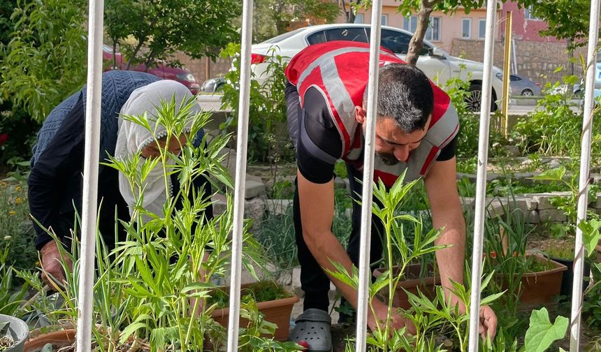 CHP Nevşehir’den Yaşlılara Vefa: Bahçe İşlerine Destek Verdiler