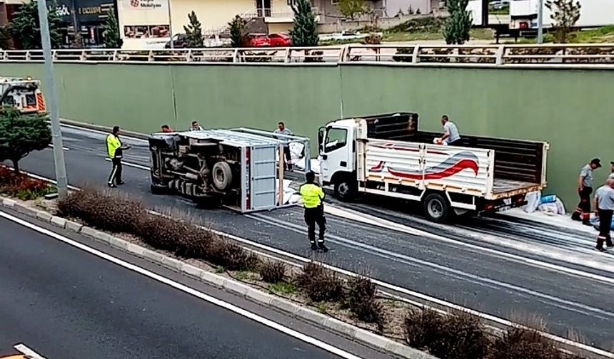 Nevşehir'de un yüklü kamyonet devrildi; 2 Yaralı