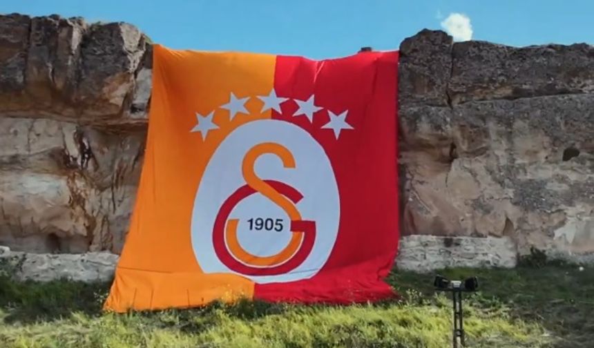 Galatasaray'ın 5 yıldızlı dev bayrağı Kapadokya'da asıldı!