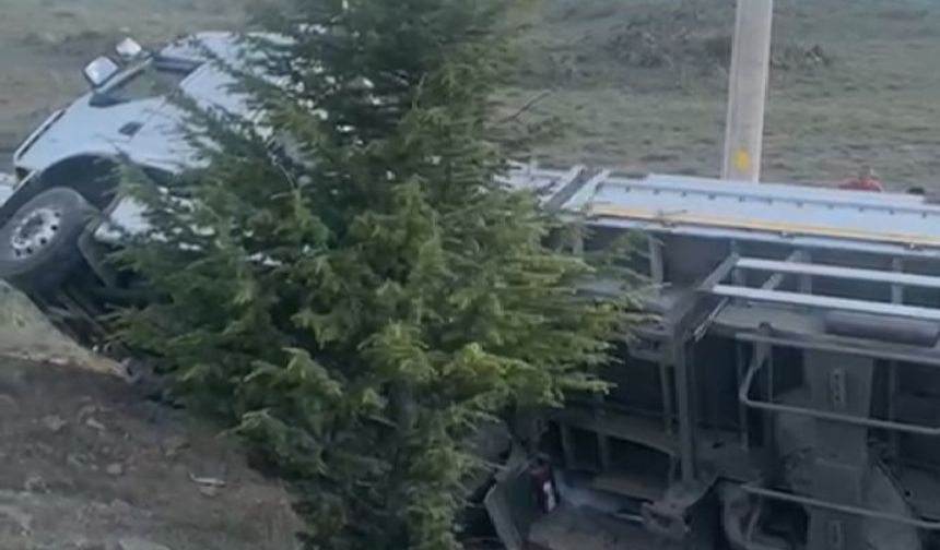 Nevşehir'de kontrolden çıkan TIR yol kenarına devrildi