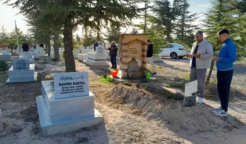 Nevşehir'de mezarlıklar ziyaretçilerle doldu