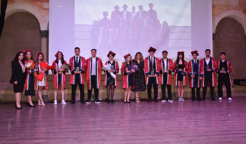Nevşehir Simya Koleji’nde coşkulu mezuniyet