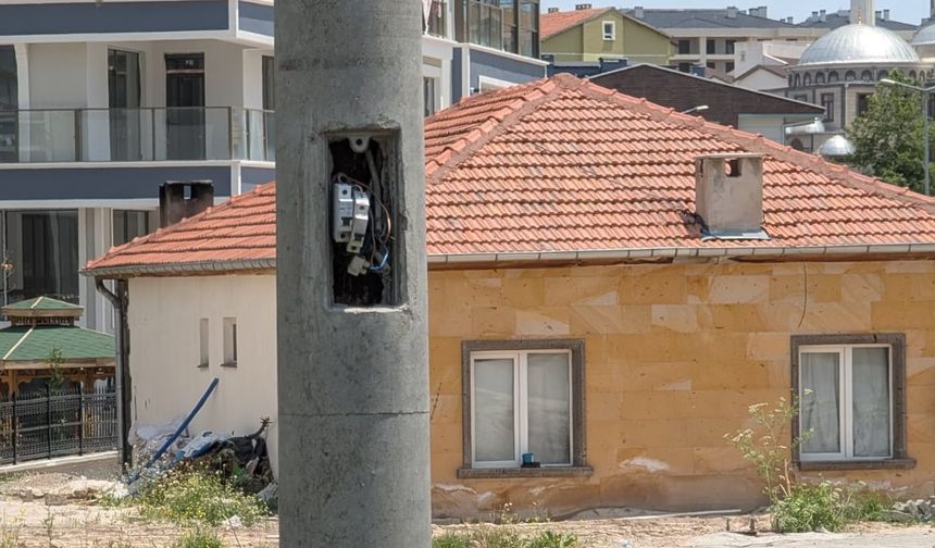Nevşehir'de Bu Direk Tehlike Saçıyor