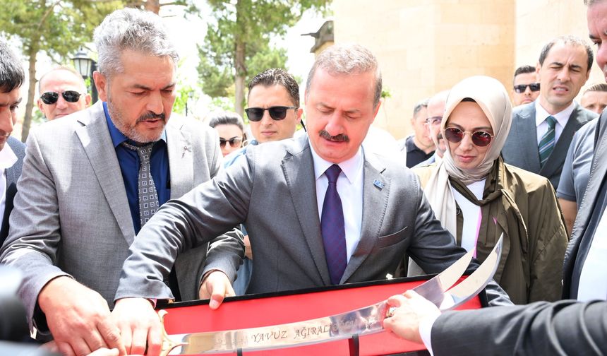 Yavuz Ağıralioğlu, Hacı Bektaş-ı Veli Türbesini Ziyaret Etti