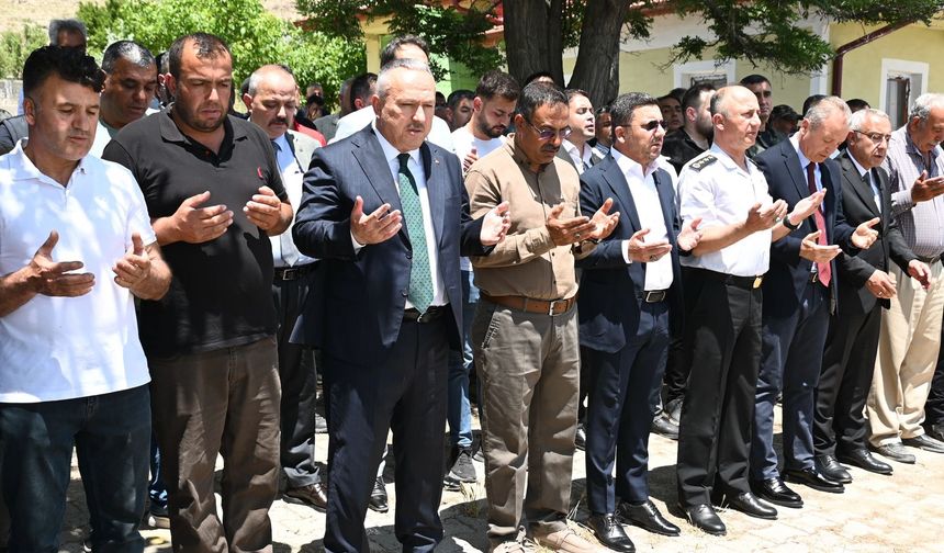 Gazeteci Asım Çapacı'nın annesi son yolculuğuna uğurlandı