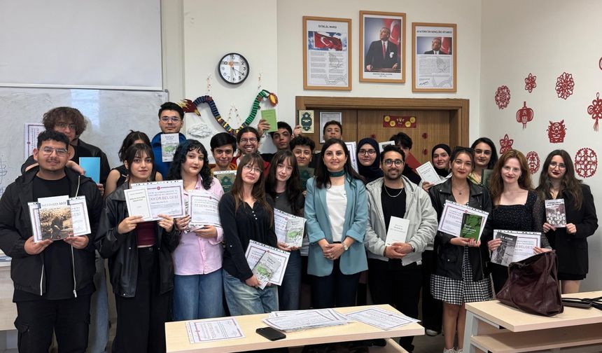 Rektör Aktekin'den Çin Dili ve Edebiyatı Anabilim Dalı Öğrencilerine Kitap Desteği