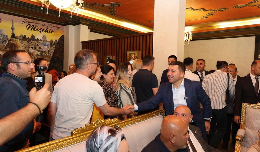 Başkan Arı, Vatandaşlarla ve Personelle Bayramlaştı