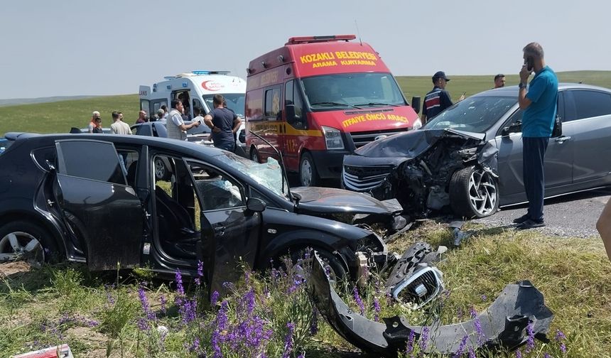 Kozaklı'da İki Otomobil Çarpıştı: 2 Kişi Yaralandı