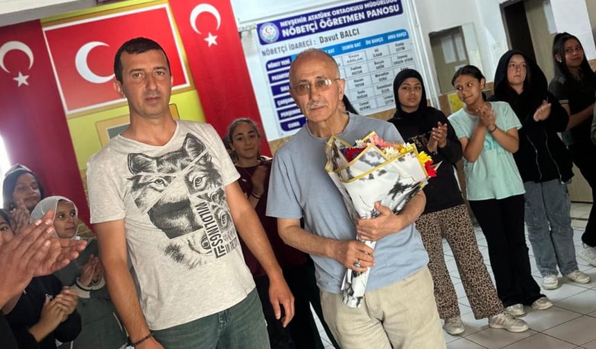 Nevşehir Atatürk Ortaokulu'nda Zekai Öğretmen Emekliye Uğurlandı
