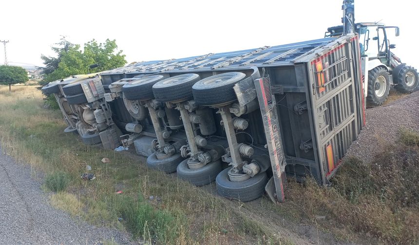 Nevşehir Derinkuyu'da mıcır yüklü kamyon devrildi