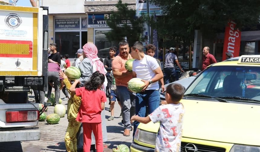 Derinkuyu’da vatandaşa ücretsiz karpuz dağıtıldı