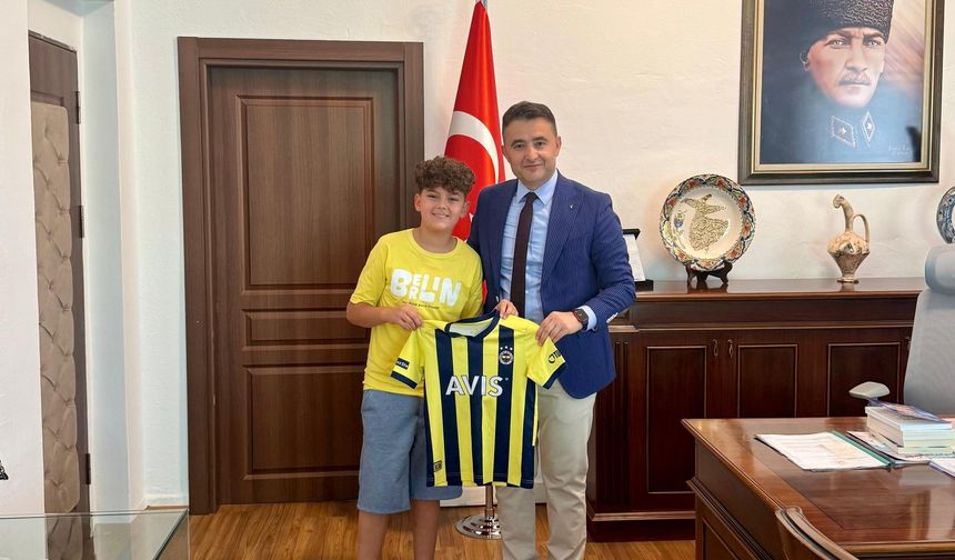 Küçük Çınar'dan Kaymakam Bilici'ye Fenerbahçe Forması