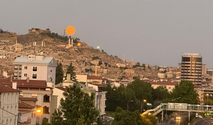 Nevşehir’de Dolunay Kızıllığı Sabah Ezanı İle Buluştu