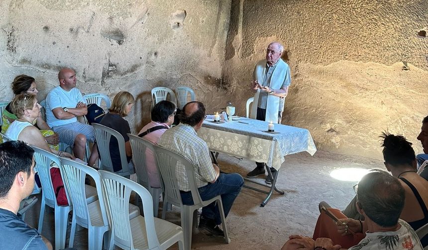 İspanyol turistler, tarihi Açıksaray'ı gezdi