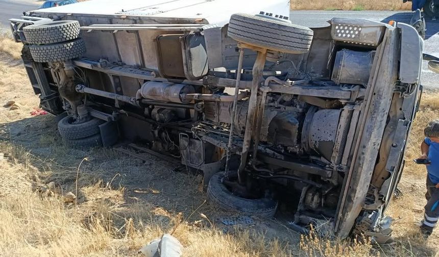 Nevşehir'de virajı alamayan kamyon yan yattı
