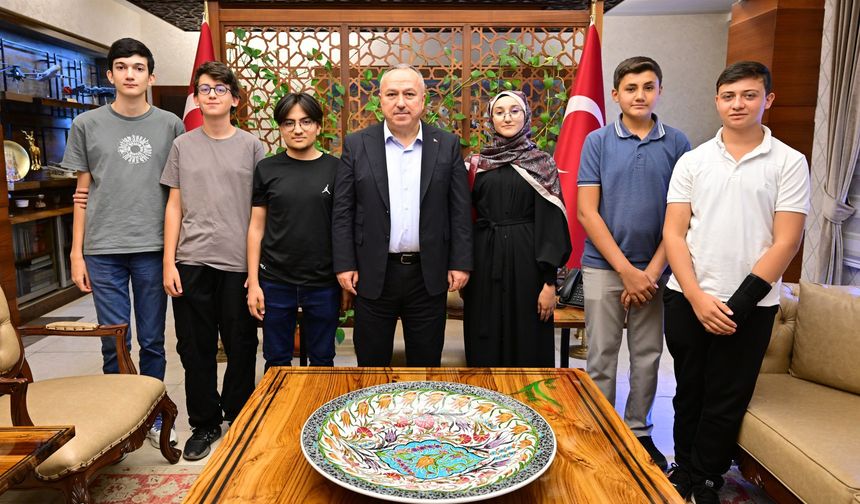 Vali Fidan Umreye Gidecek İmam Hatipli Öğrencileri Kabul Etti