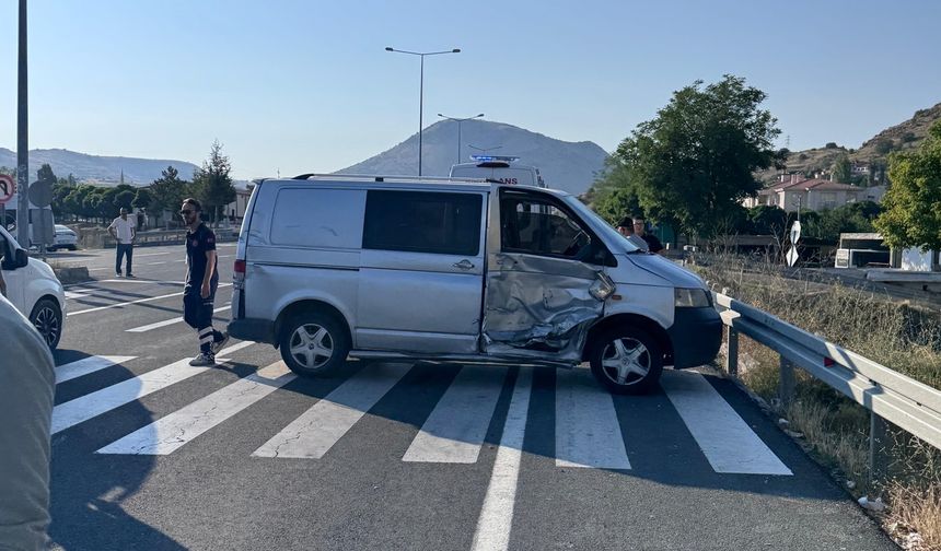 Nevşehir’de Kamyonet ile Minibüs Çarpıştı: 1 Yaralı