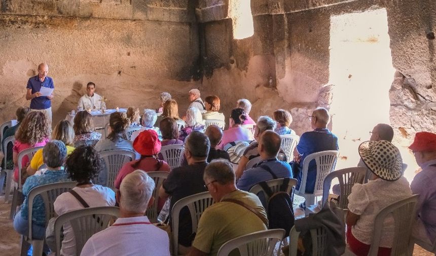 İtalyan turistler Gülşehir'de tarihi Açıksaray'ı gezdi