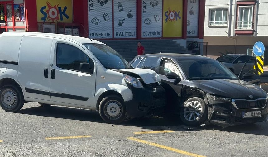 Nevşehir’de Otomobil ile Ticari Araç Çarpıştı