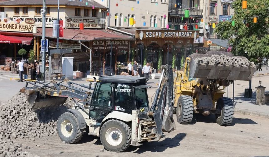 Avanos Çarşı Meydanı’nda Kilit Parke Söküm Çalışmaları Başladı