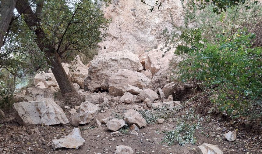 Ürgüp Sarıhıdır Köyü’nde Dağdan Kaya Koptu: Yol Kapalı