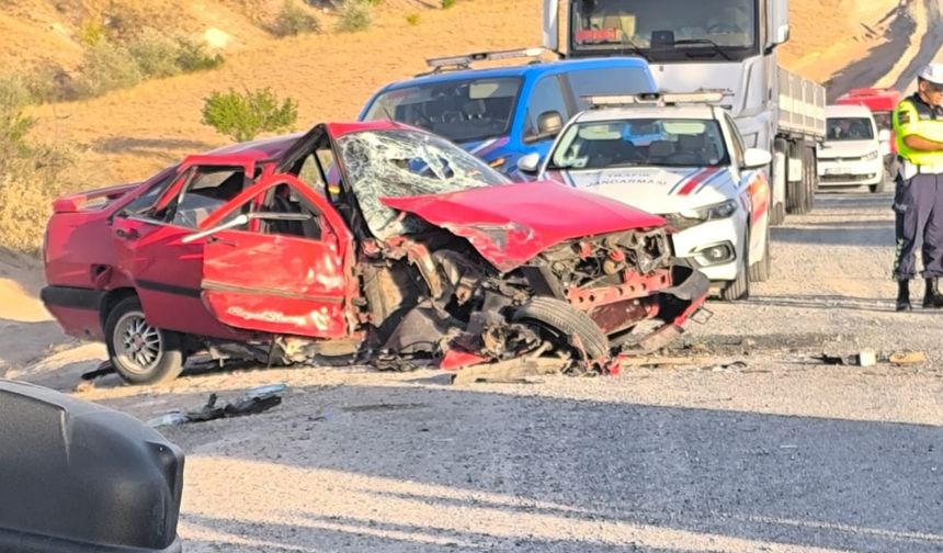 Nevşehir'de minibüs ile 0tomobil çarpıştı: 1 ölü, 2 yaralı!
