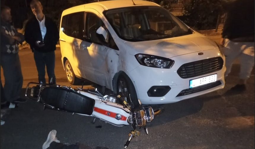 Motosiklet ile hafif ticari araç çarpıştı: 1 yaralı
