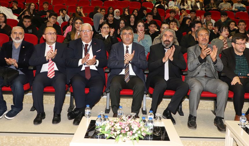 Rektör Aktekin, Nevşehir Bilim ve Teknoloji Festivali’nde “Küresel Çağda Eğitimde Dönüşüm” Üzerine Konuştu