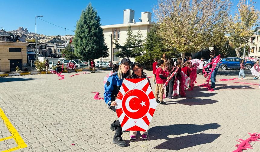 Nevşehir Polisi, Göreme’de Miniklerle Uçurtma Uçurdu!