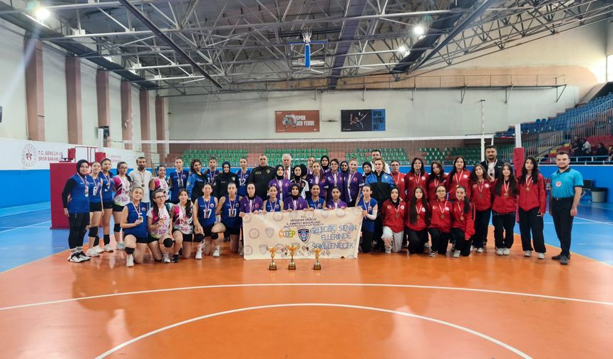 Nevşehir'de Liseler Arası Kadın Voleybol Turnuvası Finali Tamamlandı