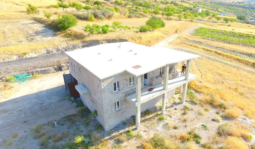 Nevşehir Özyayla Köyü’nde Yatırıma Uygun Arazi ve Konut — Detaylı İlan