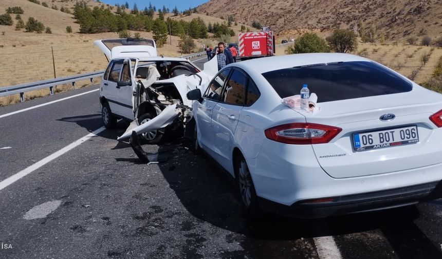Nevşehir'de İki Otomobil Kafa Kafaya Çarpıştı: 1 Ölü, 3 Yaralı