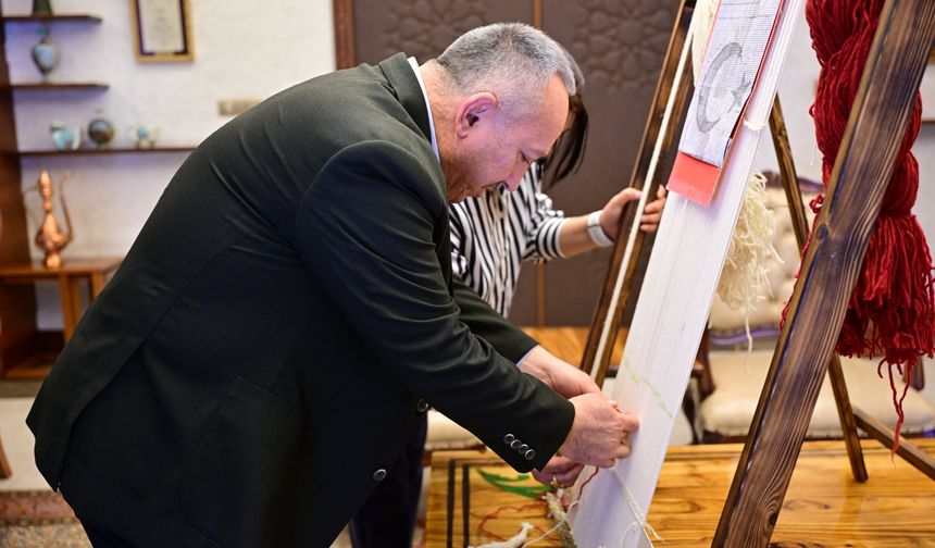 Vali Fidan İlk İlmeği Attı: Birlik ve Beraberlik Bayrağa İşleniyor