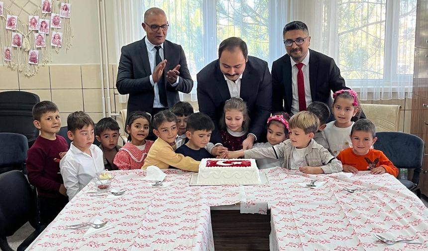 Karacaören Köyü’nde Cumhuriyetimizin 102. Yılına Özel “Türk Bayrağı Sergisi” Açıldı