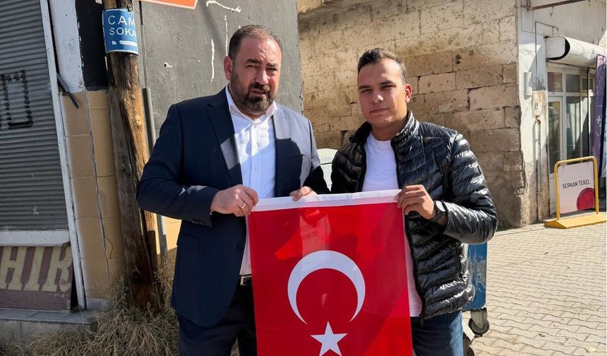 Kaymaklı’da Başkan Çekiç’ten Esnafa Türk Bayrağı