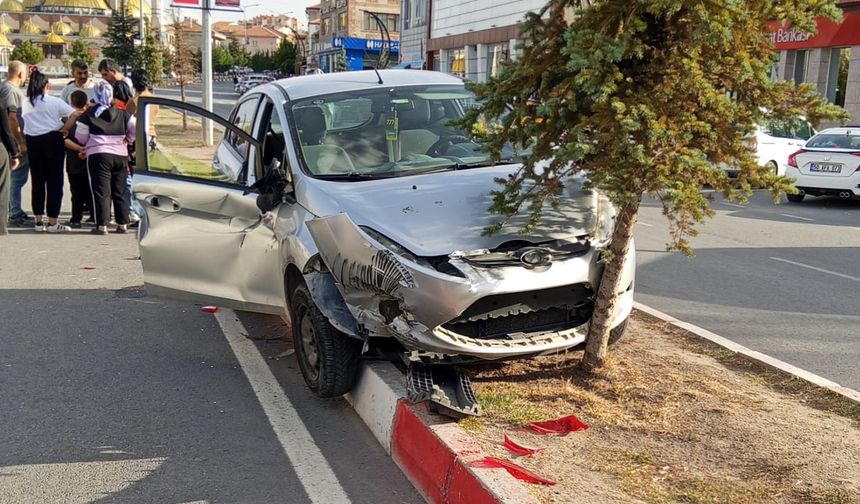 Kozaklı’da Otomobil ile Traktör Çarpıştı