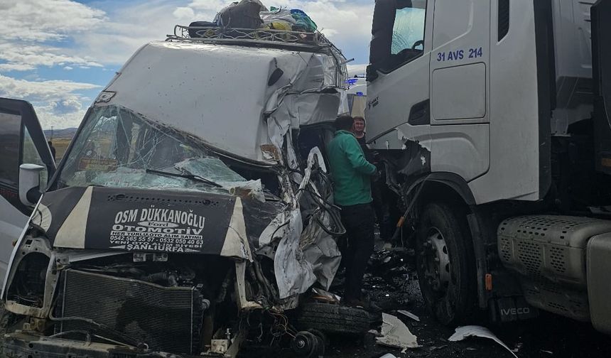 Nevşehir’de Tır ile Tarım İşçilerini Taşıyan Minibüs Çarpıştı: 9 Yaralı