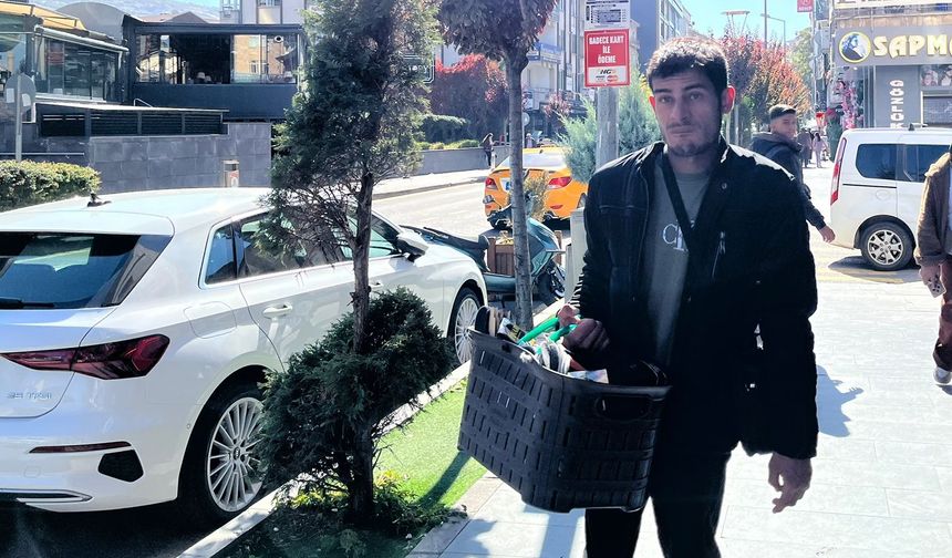 Nevşehir’de Engelli Genç Çorap Satarak Geçimini Sağlıyor